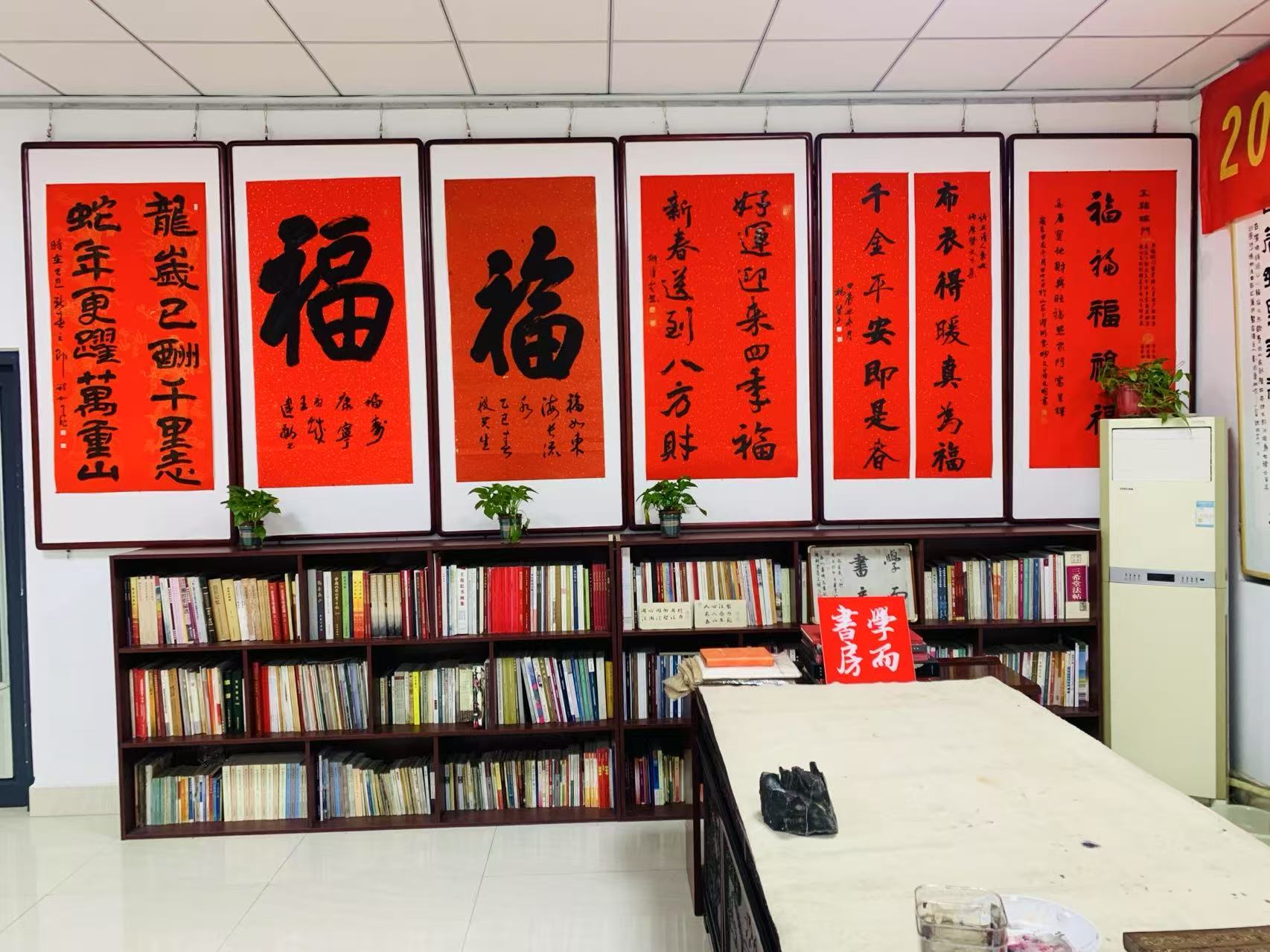 参加中国人民政治协商会议第十四届泰安市委员会第一次会议，中国泰山华侨书画院 政协委员合影留念